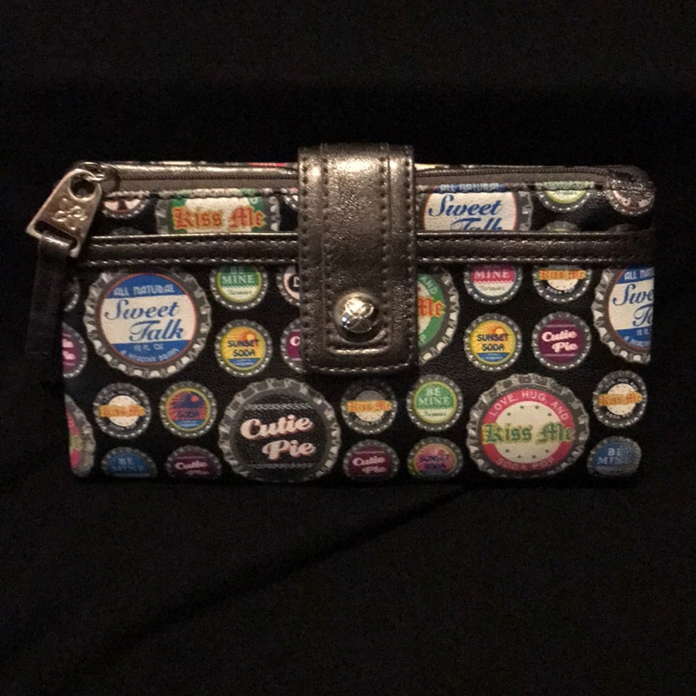 Relic wallet with bottle cap design